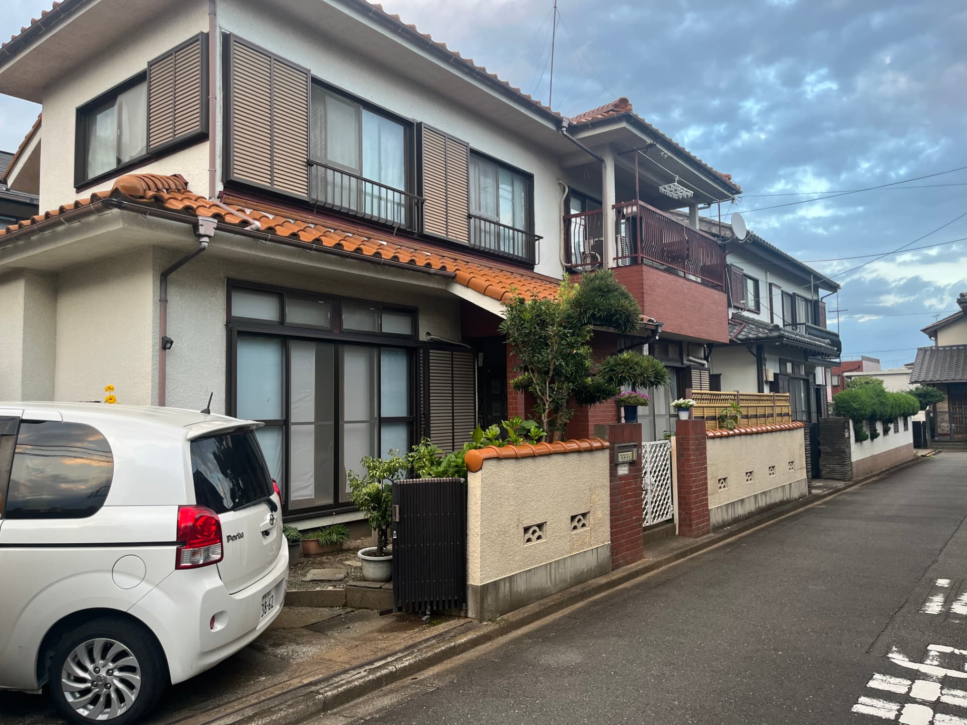 Street view of the same Tokyo family house from the corner, showing the neighbouring homes